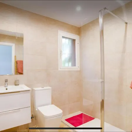 شقة No1 - Beachfront Estepona, Close To Port, 2 Bedroom, 2 Bathroom, Sleeps 5 *