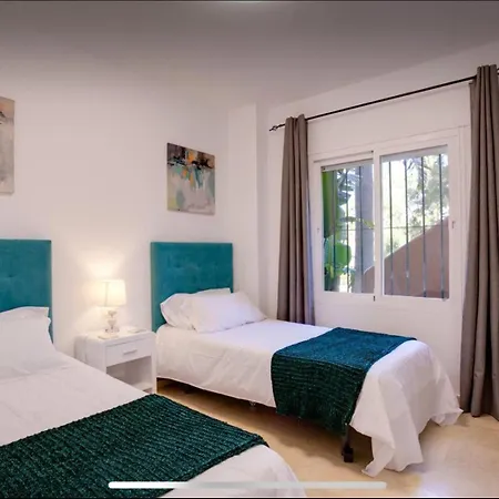 No1 - Beachfront Estepona, Close To Port, 2 Bedroom, 2 Bathroom, Sleeps 5 شقة إِستيبونا
