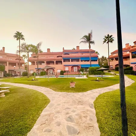 No1 - Beachfront Estepona, Close To Port, 2 Bedroom, 2 Bathroom, Sleeps 5 إِستيبونا