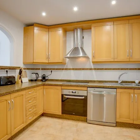 No1 - Beachfront Estepona, Close To Port, 2 Bedroom, 2 Bathroom, Sleeps 5 شقة *