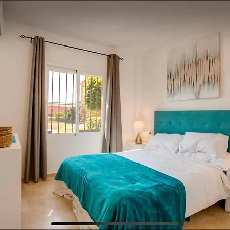 No1 - Beachfront Estepona, Close To Port, 2 Bedroom, 2 Bathroom, Sleeps 5 شقة *