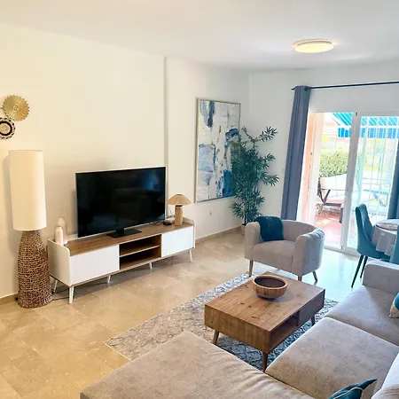 No1 - Beachfront Estepona, Close To Port, 2 Bedroom, 2 Bathroom, Sleeps 5 شقة إِستيبونا