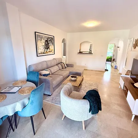 شقة No1 - Beachfront Estepona, Close To Port, 2 Bedroom, 2 Bathroom, Sleeps 5