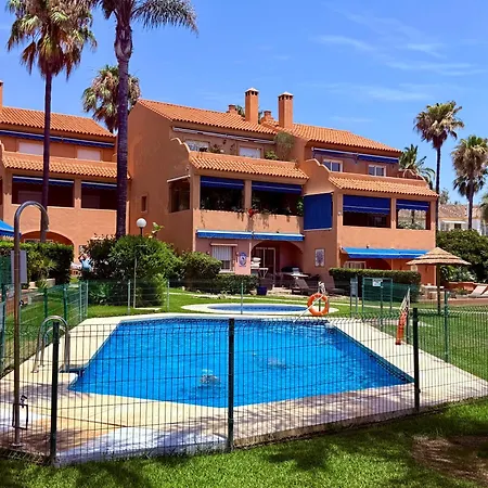 No1 - Beachfront Estepona, Close To Port, 2 Bedroom, 2 Bathroom, Sleeps 5 إِستيبونا
