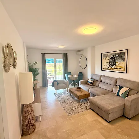 شقة No1 - Beachfront Estepona, Close To Port, 2 Bedroom, 2 Bathroom, Sleeps 5 *