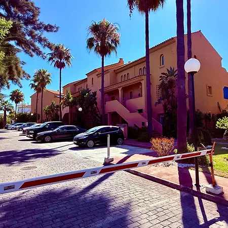 شقة No1 - Beachfront Estepona, Close To Port, 2 Bedroom, 2 Bathroom, Sleeps 5 *