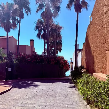 No1 - Beachfront Estepona, Close To Port, 2 Bedroom, 2 Bathroom, Sleeps 5 شقة
