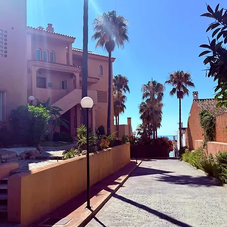 No1 - Beachfront Estepona, Close To Port, 2 Bedroom, 2 Bathroom, Sleeps 5 شقة إِستيبونا