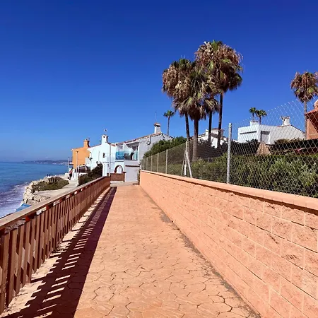 No1 - Beachfront Estepona, Close To Port, 2 Bedroom, 2 Bathroom, Sleeps 5 شقة